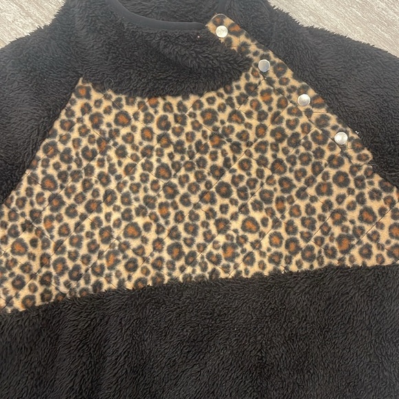 Women’s fleece leopard print r pullover - Picture 3 of 3